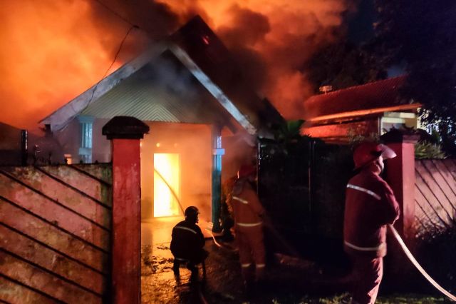 Dua Unit Rumah di Kota Jambi Terbakar, 6 Unit Armada Diterjunkan ke Lokasi