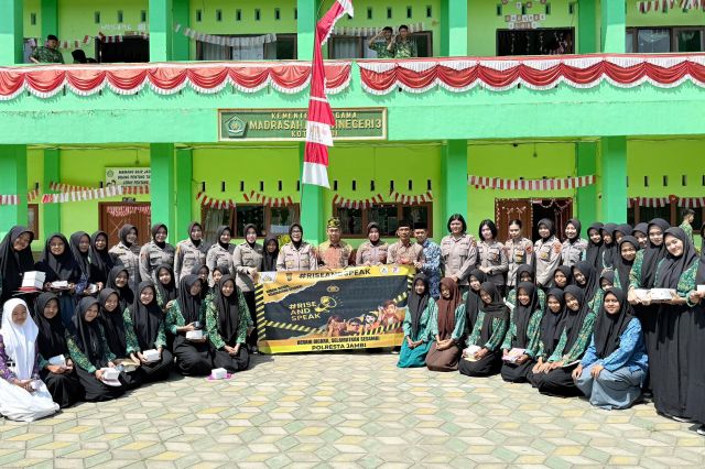 Polresta Jambi Dukung Kegiatan “Rise and Speak (Polwan Goes to School)” dalam Rangka HUT Polwan ke-77