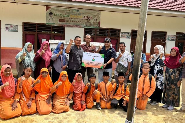 PTPN IV Regional 4 Bantu Perbaikan Pagar SD 145 Desa Muhajirin